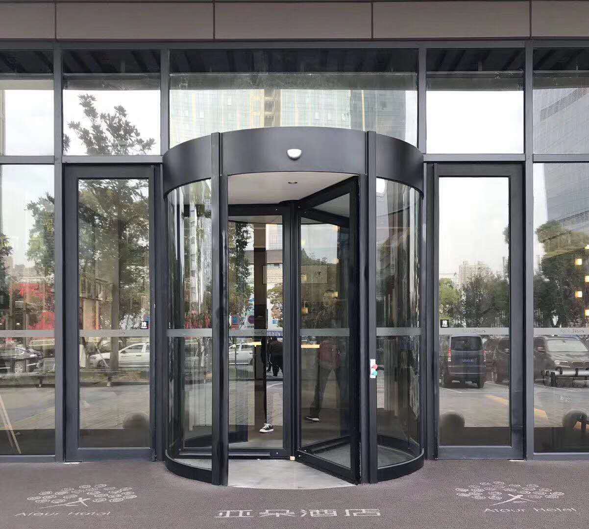 四翼旋轉門與三翼旋轉門 設計、應用與對比分析